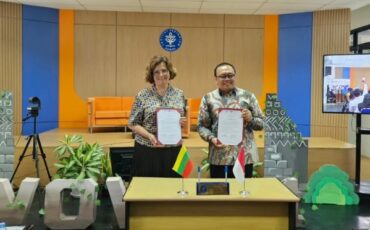 menandatangani letter of intent utk kolaborasi akademik antara FEM IPB dengan Vytautas Magnus University