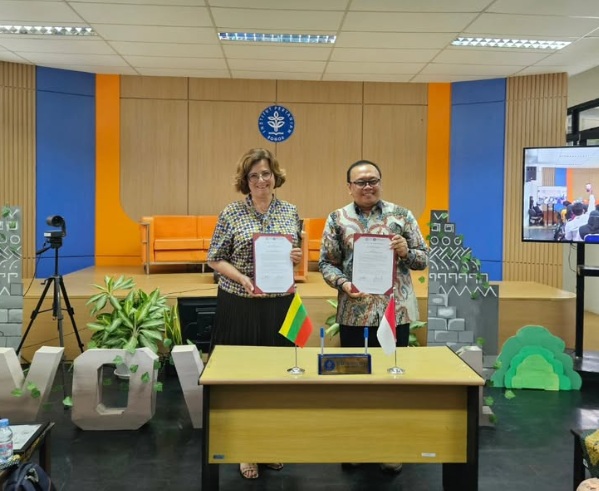 menandatangani letter of intent utk kolaborasi akademik antara FEM IPB dengan Vytautas Magnus University
